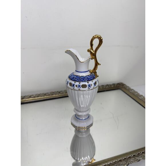 Beautiful Vintage Regal Bone China Blue and White Ewer with Gold accent - Picture 4 of 10
